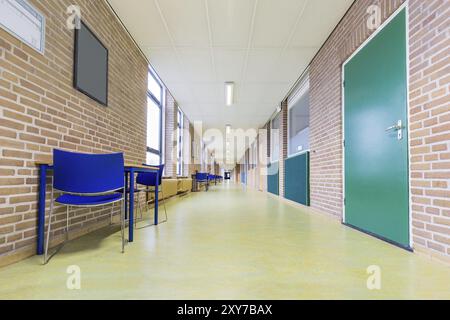 Gerade lange und verlassenen Korridor in der High School Stockfoto