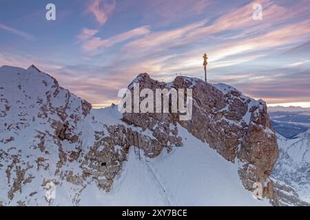 Tagesanbruch auf dem Gipfel der Zugspitze mit Gipfelkreuz Stockfoto