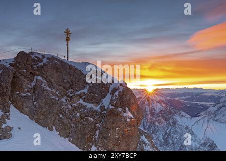 Sonnenaufgang auf dem Gipfel der Zugspitze im Winter Stockfoto
