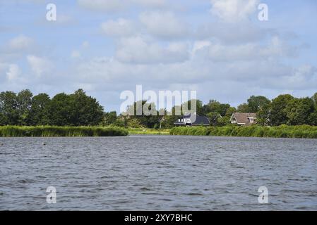 Broek op Langedijk, Niederlande. Juli 2023. Das Gebiet der tausend Inseln bei Scharwoude Stockfoto