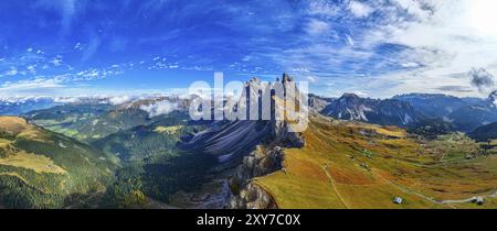 Die Gipfel SAS Rigais und Furchetta der Geisler-Gruppe, Weitwinkelfoto, Drohnenfoto, Gröden, Dolomiten, autonome Provinz Bolza Stockfoto