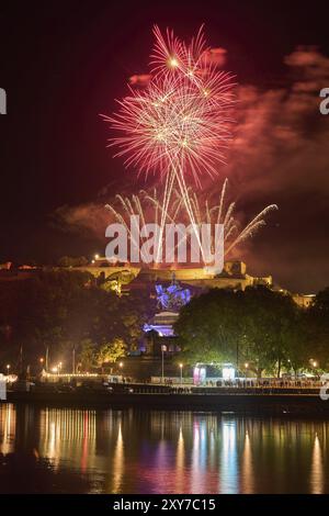 Das letzte Feuerwerk des Rheins in Flammen wird von der Festung Ehrenbreitstein in Koblenz aus gestartet. Das Feuerwerk Rhein in Flammen nimmt pla Stockfoto