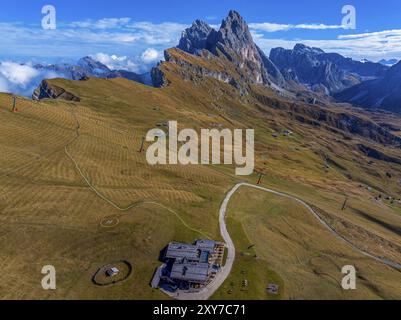 Sofie Hütte, hinter den Gipfeln SAS Rigais und Furchetta der Geisler Gruppe, Drohnenschuss, Gröden, Dolomiten, Autonome Provinz Bozen, Süd T Stockfoto