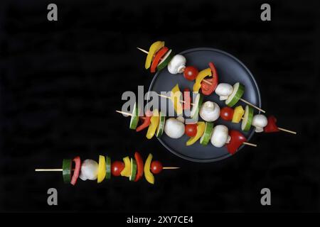 Bunte Gemüsespieße auf einem Teller, Grillspieße Stockfoto