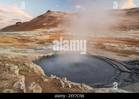 Kochende Schlammtöpfe im geothermischen Gebiet Hverir in der Region Myvatn, nördlich von Island Stockfoto