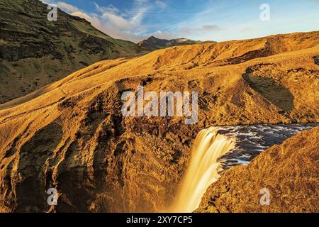 Wunderschöner Skogafoss Wasserfall während der Sommersaison von oben gesehen, Island, Europa Stockfoto