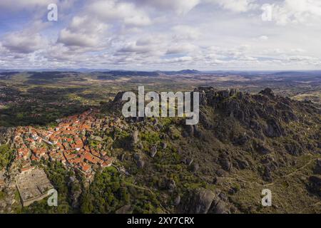 Drohne Luftpanorama Ansicht von Monsanto historischen Dorf, in Portugal Stockfoto