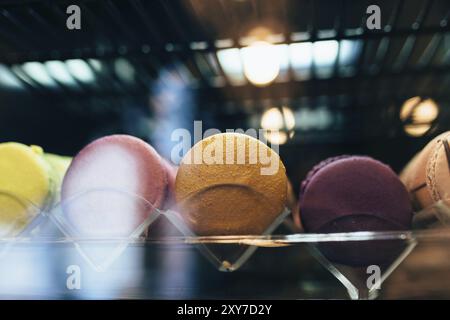 Bunte Macarons auf einem Schaufenster in einem Café. Stockfoto