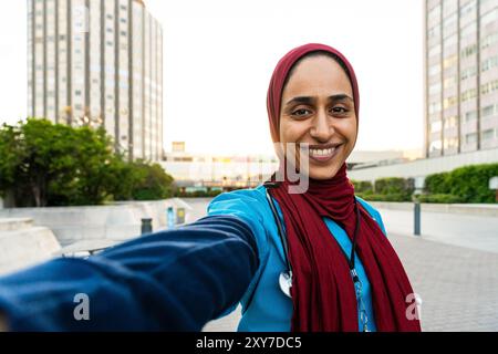 Schöne arabische Krankenschwester trägt Hijab Porträt im Stadtkrankenhaus - mittlere Osten Erwachsene Frau arbeitet in der Gesundheitsklinik Stockfoto