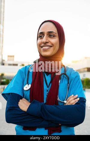 Schöne arabische Krankenschwester trägt Hijab Porträt im Stadtkrankenhaus - mittlere Osten Erwachsene Frau arbeitet in der Gesundheitsklinik Stockfoto