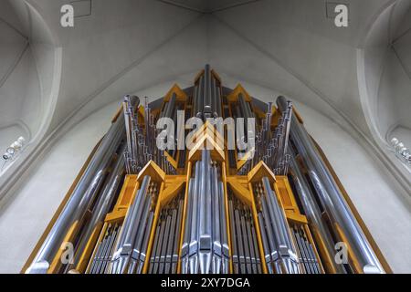 REYKJAVIK, ISLAND, 6. JULI: Innenansicht der Pfeifenorgel und architektonische Gestaltung der Hallgrimskirkja Kirche, Blick auf den Turm am 0. Juli Stockfoto