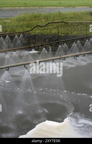 Spritzanlage im Kernkraftwerk Grohnde an der Weser. Dadurch wird der Schaum im Kühlwasser zerstört, das vor ihm abgelassen wird Stockfoto