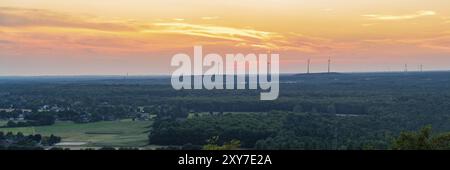 Abendlicht und einige Windturbinen im Ruhrgebiet, von der Halde Haniel, Bottrop, Nordrhein-Westfalen, Deutschland, Europa aus gesehen Stockfoto