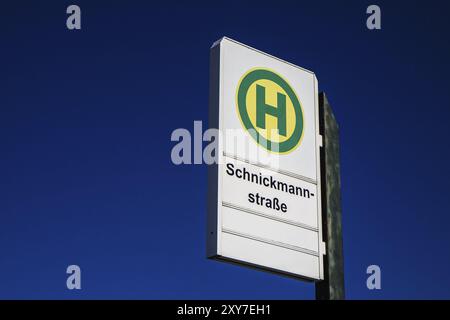 Ein Schild mit einer Bushaltestelle am Stadthafen in Rostock Stockfoto