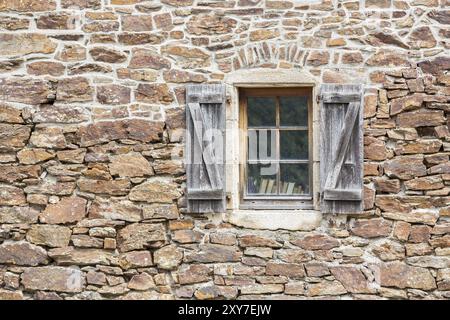 Altes Fenster an einem Haus im Bergdorf der Zinken in den Cevennen, Frankreich, Europa Stockfoto