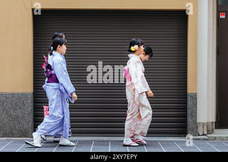 KYOTO, JAPAN - 14. MAI 2019: Junge Damen im Kimono in den Straßen von Kyoto an einem warmen Frühlingstag in Japan Stockfoto