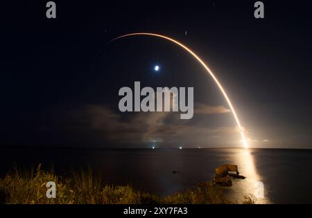 Cape Canaveral, Florida, USA. August 2024. Eine SpaceX Falcon 9-Rakete mit 21 Starlink-Satelliten, darunter 13 direkt-zu-Zelle-Satelliten, startet um 3:48 Uhr EDT von SLC-40 auf der Cape Canaveral Space Force Station, Florida. Die erste Stufe, die diese Mission unterstützte, B1062, machte ihren 23. Flug. Achteinhalb Minuten nach dem Start kippte der Booster um und explodierte, als er auf dem Drohnenschiff A Shortfall of Gravitas (ASOG) landete. Dies ist der erste Landeausfall, den SpaceX seit Februar 2021 hatte. (Kreditbild: © Jennifer Briggs/ZUMA Press Wire) REDAKTIONELLE VERWENDUNG AUF Stockfoto