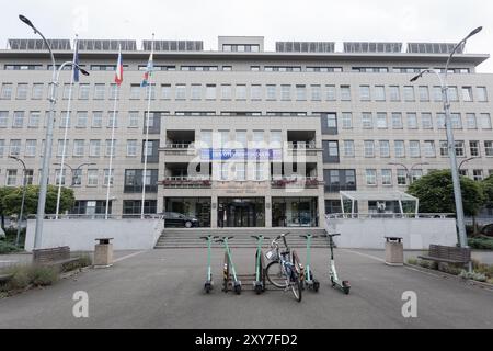 OSTRAVA, TSCHECHISCHE REPUBLIK - 25. SEPTEMBER 2023: Krajsky urad (Bezirksbüro) Gebäude der Mährisch-Schlesischen Grafschaft in Ostrava Stockfoto