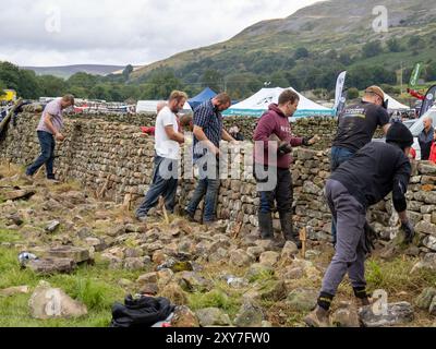 Ein Wettbewerb für den Bau von Trockenmauern bei der Reeth Show in Swaledale, Yorkshire Dales, Großbritannien. Stockfoto