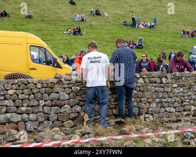 Ein Wettbewerb für den Bau von Trockenmauern bei der Reeth Show in Swaledale, Yorkshire Dales, Großbritannien. Stockfoto