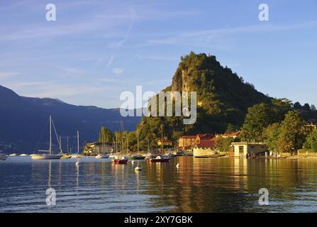 Castelveccana am Lago Maggiore, Castelveccana am Lago Maggiore in Norditalien Stockfoto