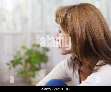 Porträt der glückliche junge Frau indoor hautnah Stockfoto
