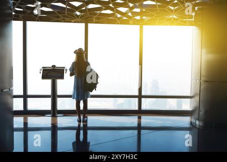 Silhouette des Mädchens Tourist am Fenster des Wolkenkratzers des Burj Khalifa in Dubai, Vereinigte Arabische Emirate, VAE, Asien Stockfoto