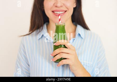 Ernährung Ernährung mit detox Saft. Gesunde Frau mit frischem Saft Flasche grün Detox-smoothie posieren. Nahaufnahme der gerne schöne Mädchen mit frischen anbringen Stockfoto