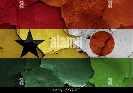 Flaggen von Ghana und Niger auf rissige Wand gemalt Stockfoto