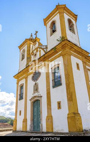 Fassade der Kirche Kirche der Muttergottes von der Barmherzigkeit und Gnade in Belo Horizonte, Minas Gerais mit seinen Fenstern, grosse hölzerne Tür, stone arch und Barock Stockfoto