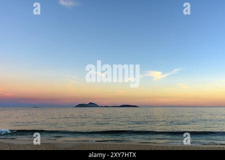 Blick auf die Cagarras Inseln in der Abenddämmerung vor vor Ipanema Beach in Rio De Janeiro Stockfoto