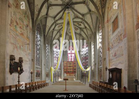 UNESCO romanische Kirche St. Maria und St. Markus, Innenansicht, Chor mit Hochaltar und Buntglasfenster, Fahne, Dom, Mittelzell, Reich Stockfoto