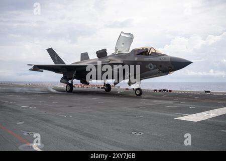 240826-N-TW227-1490 PHILIPPINE SEA (26. August 2024) ein F-35B Lightning II Kampfflugzeug der Marine Fighter Attack Squadron (VMFA) 121 startet von Stockfoto