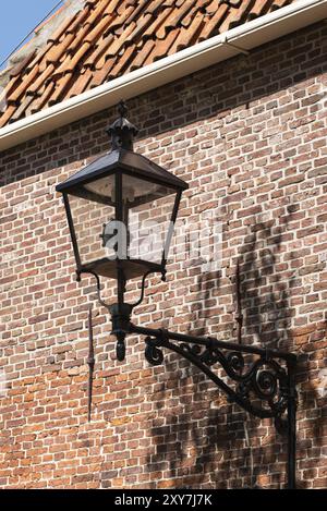 Enkhuizen, Niederlande. Juni 2022. Alte Laterne vor der Fassade eines Hauses. Nahaufnahme Stockfoto