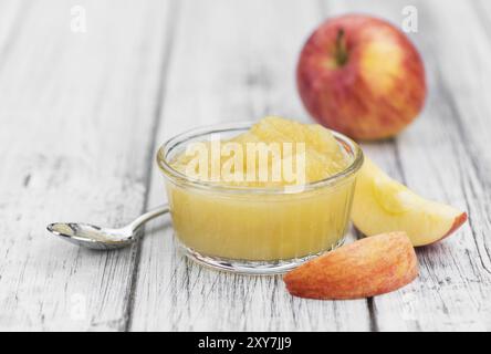 Hausgemachter Apfelmus (selektiver Fokus, Nahaufnahme) auf Vintage-Hintergrund mit einigen frischen Früchten Stockfoto