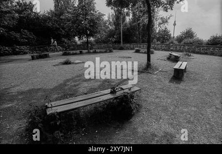 Deutschland, Berlin, 25. Juni 1991, Volkspark Friedrichshain, auf dem Großen Bunkerberg (Mont Klamott), Blick auf den Fernsehturm, Deutschland vor allem els Stockfoto