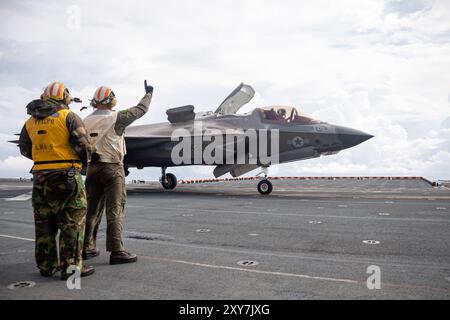 240826-N-TW227-1383 PHILIPPINISCHE SEE (26. August 2024) Chief Aviation Boatswain’s Mate (Handling) Jeff Acevedo, aus San Diego, dem Forward-DE zugewiesen Stockfoto