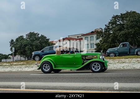 Gulfport, MS - 05. Oktober 2023: Weitwinkel-Seitenansicht eines Ford Model 18 Roadsters aus dem Jahr 1932 auf einer lokalen Autoshow. Stockfoto