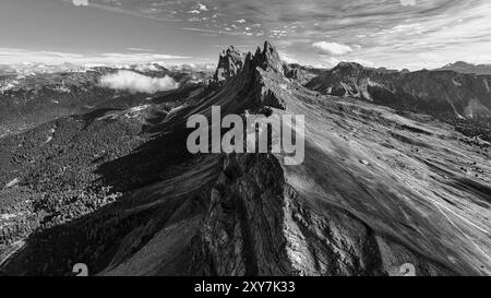 Die Gipfel SAS Rigais und Furchetta der Geisler-Gruppe, Drohnenbild, Schwarzweißbild, Gröden, Dolomiten, Autonome Provinz Bozen, S Stockfoto