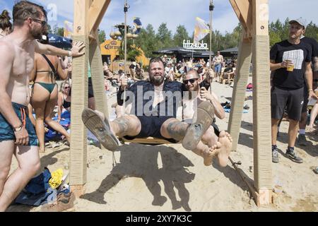 Monchi (Jan Gorkow), Sänger der Band Feine Sahne Fischfilet, singt mit Fans am Strand beim Highfield Festival am Samstag, Stoermthaler See, Stockfoto