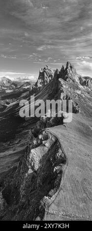 Die Gipfel SAS Rigais und Furchetta der Geisler Gruppe, Panoramafoto, Drohnenfoto, Schwarzweißfoto, Gröden, Dolomiten, Autonomes Provi Stockfoto