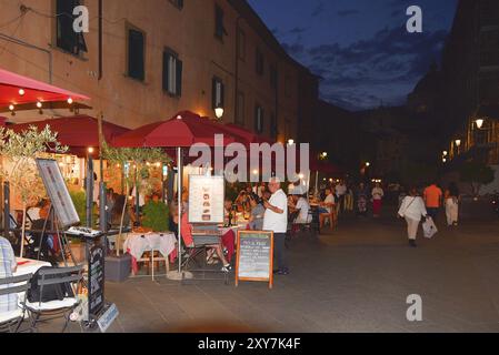 Pisa, Italien. September 2023. Die Straßen von Pisa bei Nacht Stockfoto