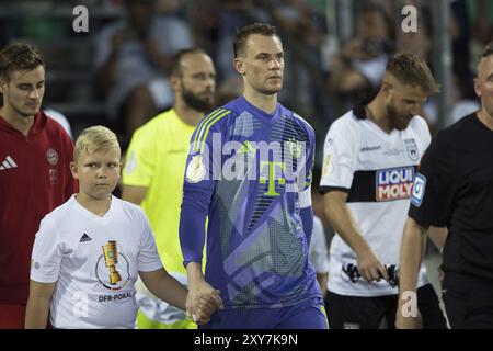 Fußballspiel, Manuel NEUER FC Bayern München während des offiziellen marschs mit Jungen auf das Spielfeld, Fußballstadion Donaustadion, Ulm, Deutschland, Europa Stockfoto