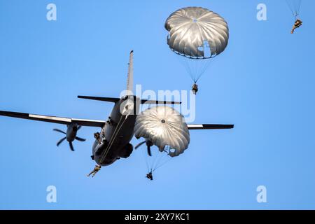 NATO-Militärfallschirmspringer Fallschirmspringer aus einem Alenia C-27J Spartan Transportflugzeug der rumänischen Luftwaffe während der Übung Falco Stockfoto