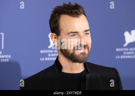 Lido Di Venezia, Italien. August 2024. Justin Theroux posiert während des Fotoaufrufs des Eröffnungsfilms BeetleJuice BeetleJuice unter der Regie von Tim Burton am 28. August 2024 während des 81. Internationalen Filmfestivals von Venedig im Lido von Venedig. © Foto: Cinzia Camela. Quelle: Live Media Publishing Group/Alamy Live News Stockfoto