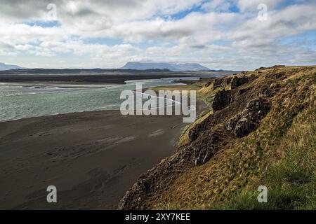 Berge und schwarzer Strand in der Nähe von Hvitserkur in Island auf der Halbinsel Vatnsnes Stockfoto