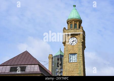 Blick auf den St. Pauli's Pier Landungsbrücken in Hamburg, Deutschland, Europa Stockfoto