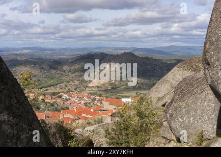 Monsanto historisches Dorf mit Steinblöcken und Dächern, von der Burg aus gesehen, in Portugal Stockfoto