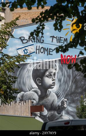 „Bring them Home Now“ Wandbild Graffiti des israelischen Künstlers Benzi Brofman in der Oranienburger Straße in Berlin Mitte, Deutschland, Europa (NUR FÜR REDAKTIONELLE VERWENDUNG) Stockfoto