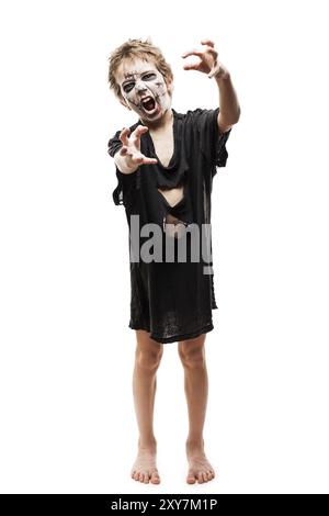 Halloween oder Horror-Konzept, schreiender toter Zombie-Junge, der Hand weiß isoliert erreicht Stockfoto